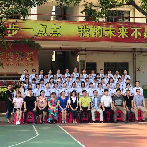 红三月“学雷锋”月，15美容1班全体同学参加自愿者服务活动剪影