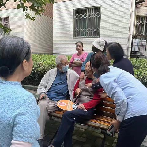救助摔倒老人，传递温情能量