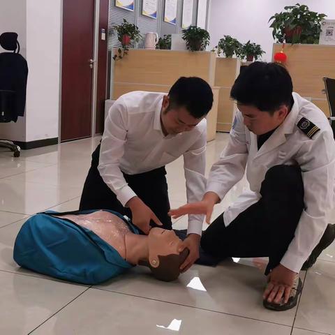 兴隆园项目组织开展“小区紧急救助”技能培训