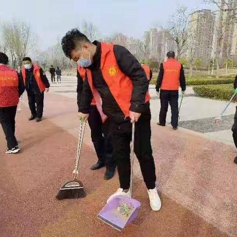学习雷锋践行动   清扫卫生美环境          许昌市城市管理执法支队开展学雷锋志愿者活动
