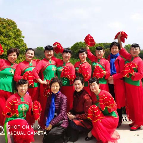 2021年3月28日由久久广场舞，庆祝建党一百周年的活动，素素舞蹈队参加合影留念。