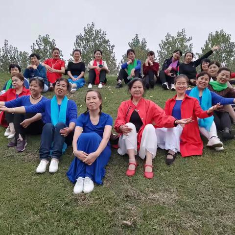 秋风秋雨秋天凉！秋季秋叶秋草黄！秋云秋月秋气爽！秋菊秋雁秋收忙！秋情秋意秋绵长！秋思秋念秋惆怅！