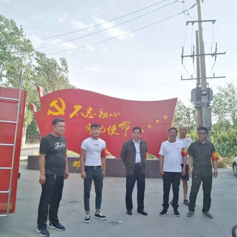邓襄镇禁烧应急分队党员干部坚守秸秆禁烧抗旱工作第一线