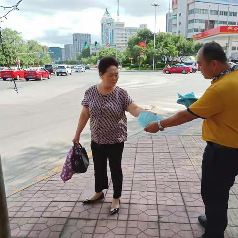 华夏智慧校区开展“禁止、抵制在职教师违规补课问题”街头发放传单宣传活动