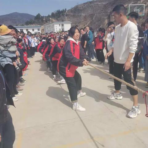 “礼赞新时代，奋进新征程”王坝农中举办拔河比赛活动