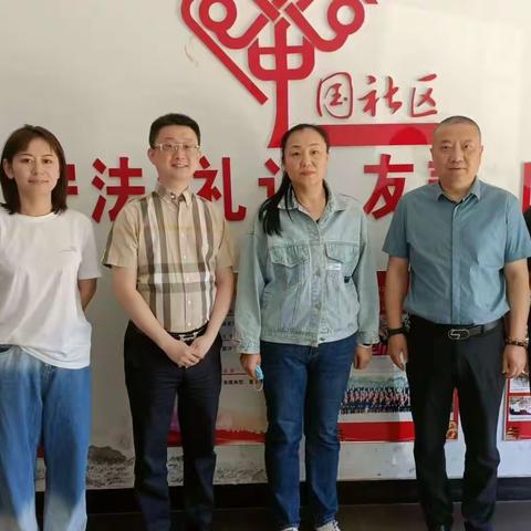 建华区溪畔街道政协委员进社区 包粽子献爱心
