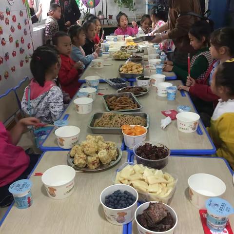2018年攀西幼儿园学前三班《有美食相伴的儿童节更有味》