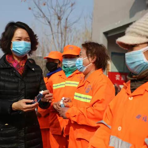 安阳市妇联主席牛建芳慰问环卫女工