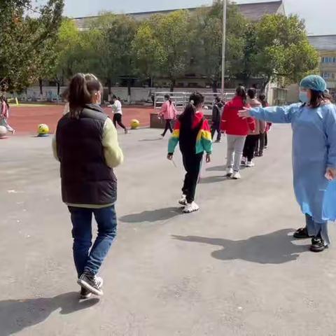 核酸检测入校园，助力平安复学—马腰小学全员核酸检测。