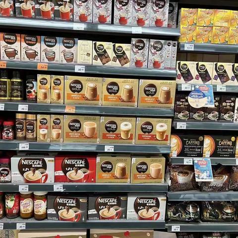 南泥湾店“国庆囤好物 放‘假’也快乐”直播宣传