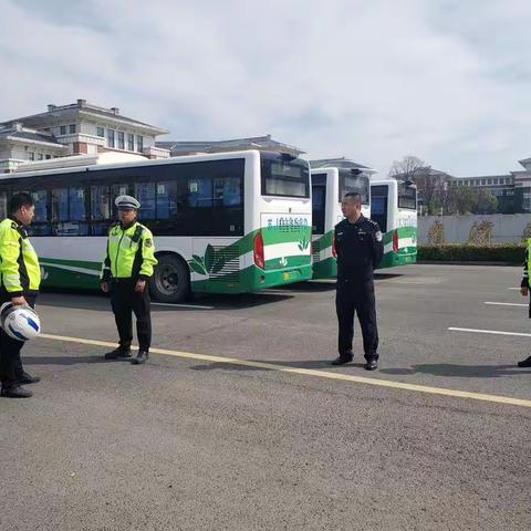 坚守护学岗  共筑平安路