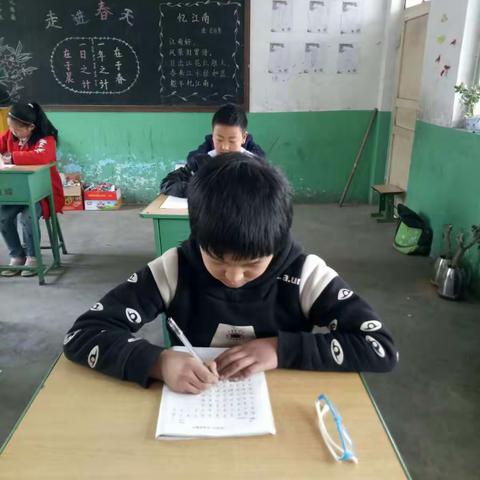 大交中心校北册小学四年级写字掠影