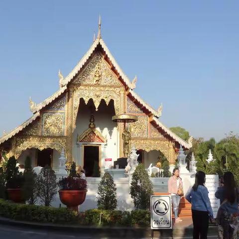 2018.2.2带上行李离开三宫住宅酒店  参观了两座寺庙 1445分清迈飞往泰国廊曼机场，再转飞福