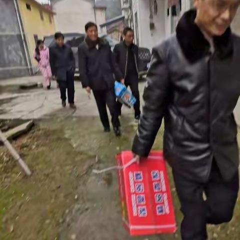 平安大药房党支部情系贫困家庭