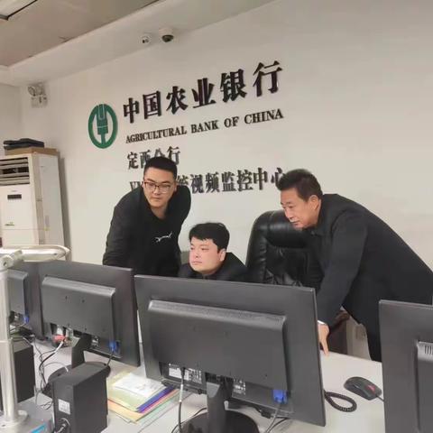 定西分行孙雪峰行长赴监控中心进行节前检查工作