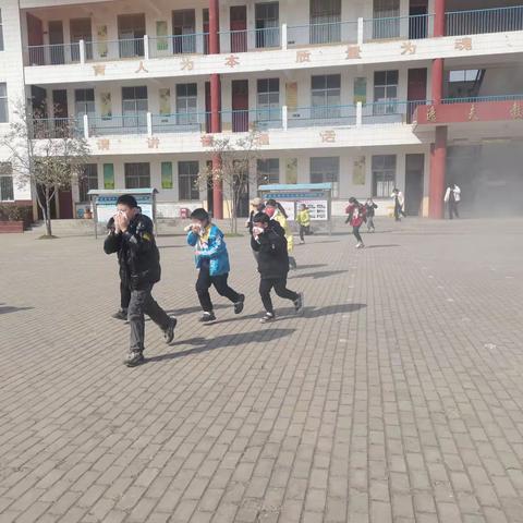 消防演练    防患未然——苏桥镇中心小学教学点消防演练