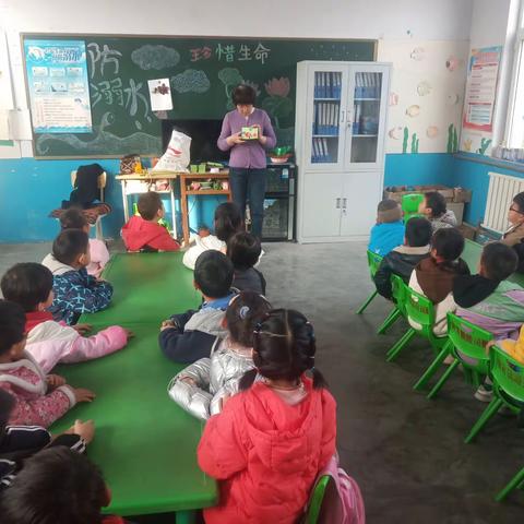 河间市沙洼学区南中原幼儿园三月八日手工课活动