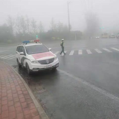 耀州交警大队全力做好雨天路面管控工作