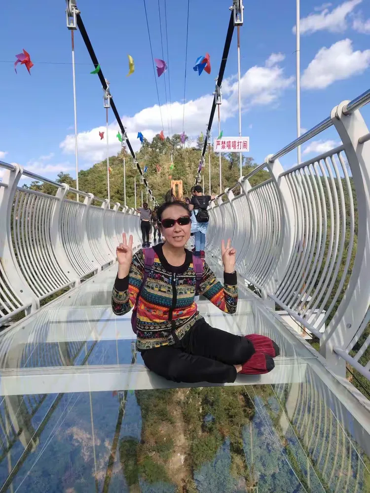 姐姝们青龙峡玻璃桥潇洒走一回