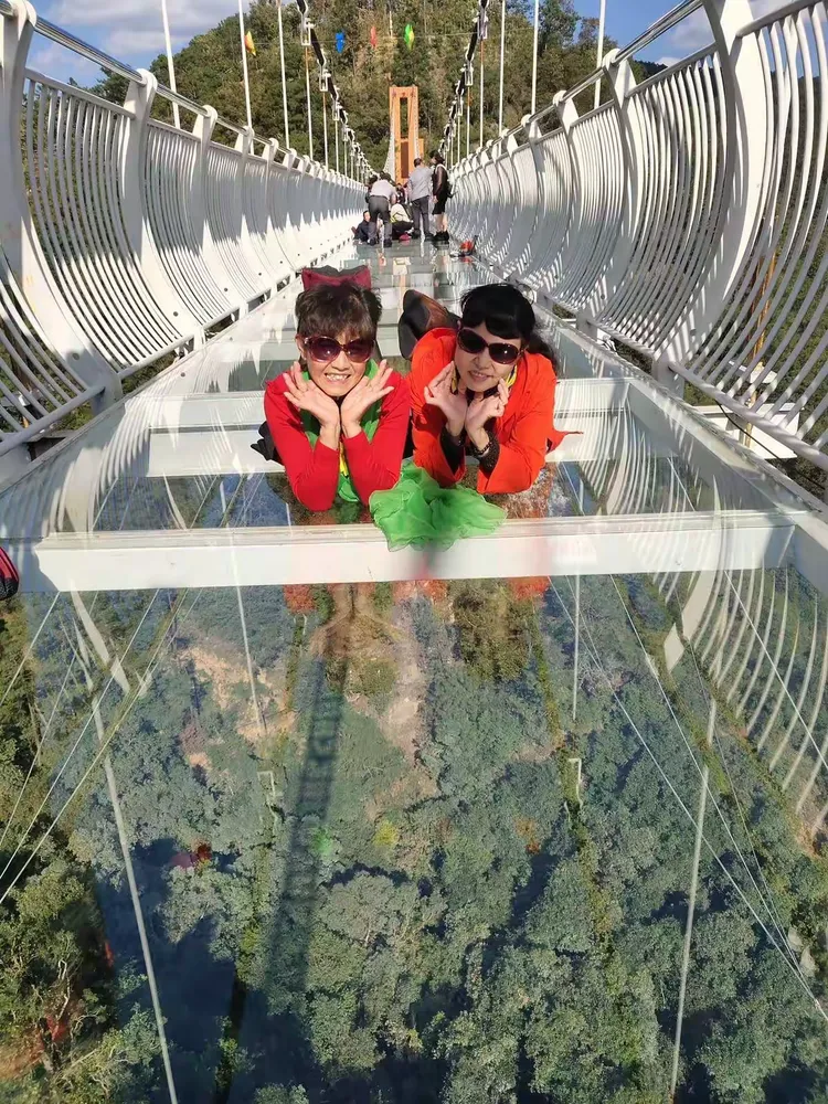 姐姝们青龙峡玻璃桥潇洒走一回