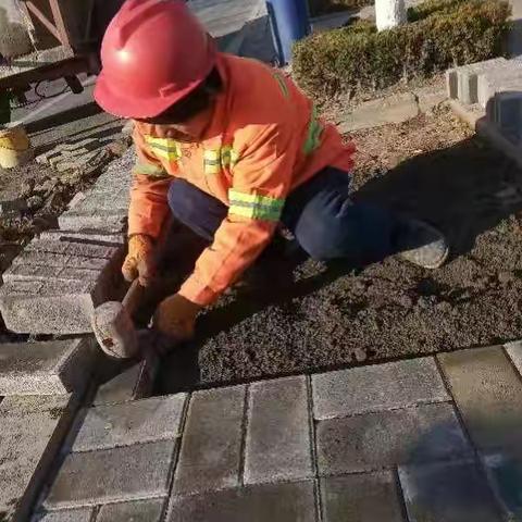 加强道路养护整修   保障道路整洁通畅