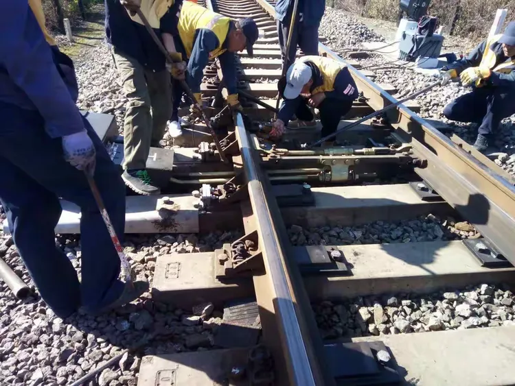 2018年10月16日,斗虎屯站1号道岔工电联合检查整治记录