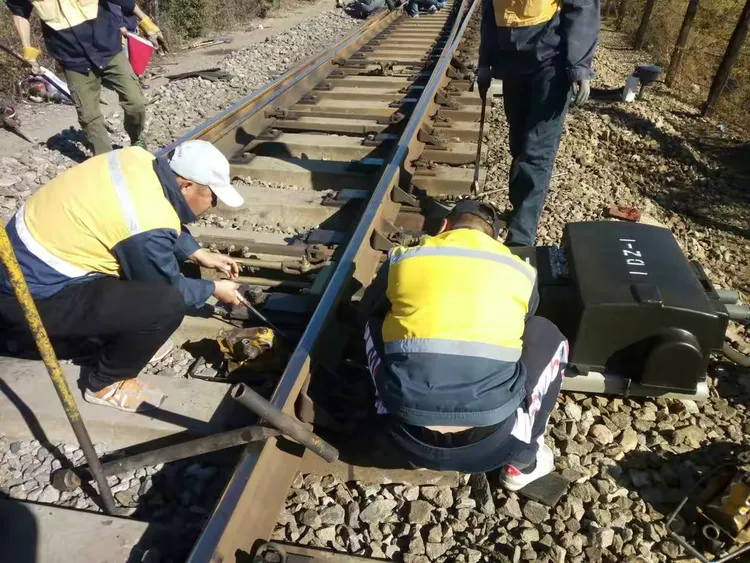 2018年10月16日,斗虎屯站1号道岔工电联合检查整治记录