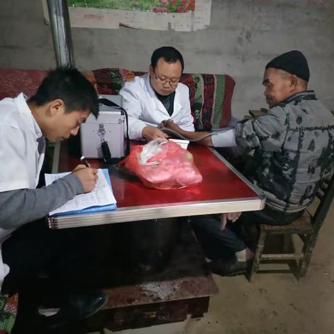 天桥镇卫生院家庭医生签约，医疗小分队进行中。