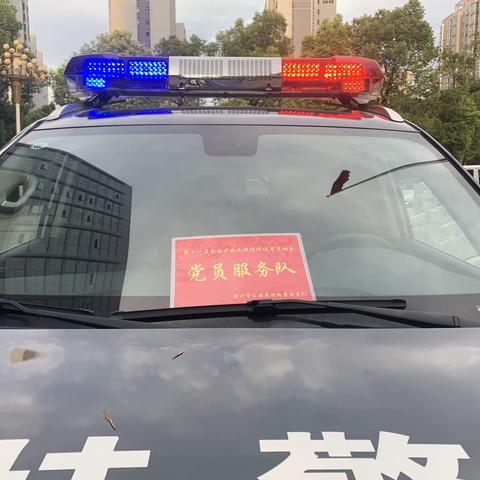 车辆故障停路中 民警推车显温情