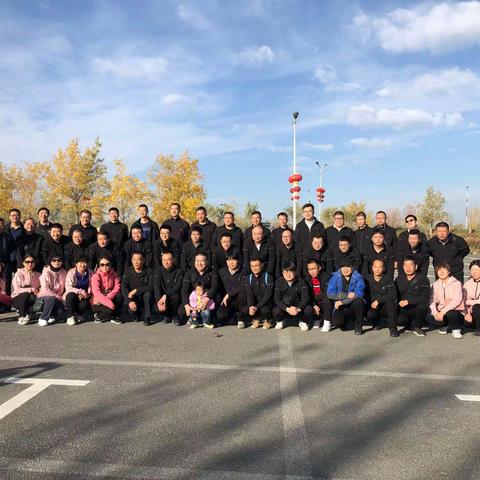 碧云天金叶地，暖秋风和煦阳。闻鸟语品花香，行万步益身心。