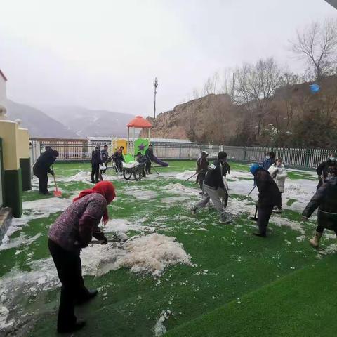 南坪刘堡小学清扫校园内积雪确保安全开学