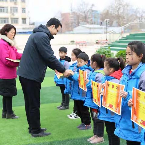 市六小：举行散学典礼暨教育教学表彰大会