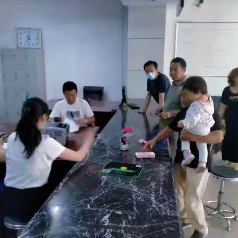 【先锋龙洞】情暖中秋，石河岭股份经济合作社发放中秋过节费