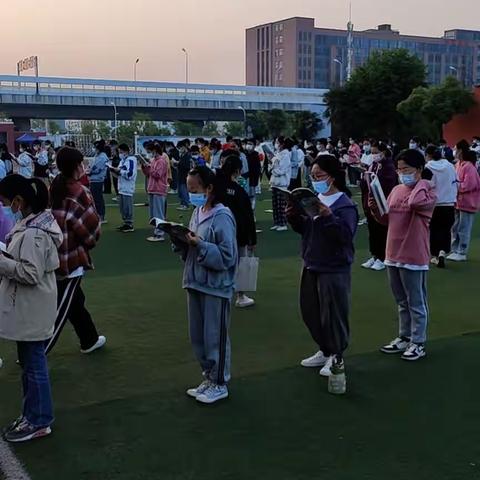 花香四溢间，少年奋斗时