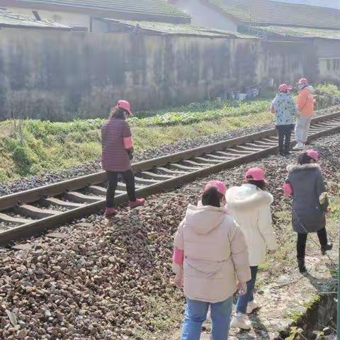 珠山区新村街道昌虹社区贯彻江西省铁路安全管理条例开展铁路护路巡逻活动