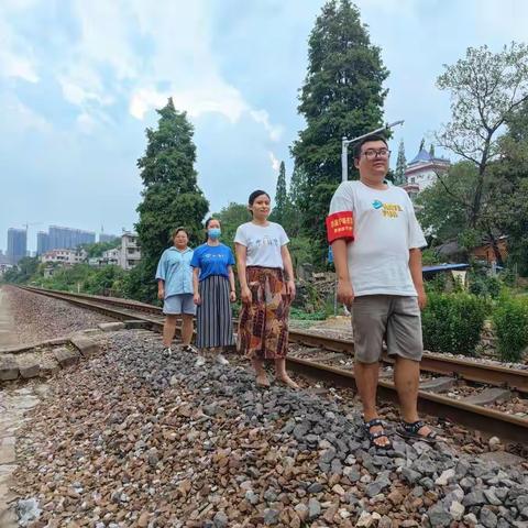 喜迎国庆与二十大来临珠山区新村街道昌虹社区开展铁路护路巡查活动
