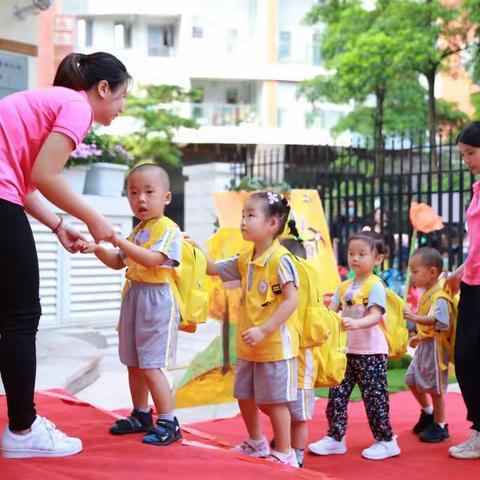 【初次遇见 美好的你】——罗湖区清秀幼儿园小二班萌娃入园第一天