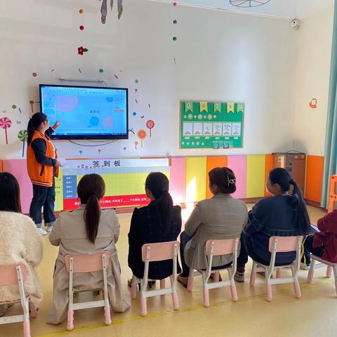 温暖相遇 共育花开------汇爱幼儿园新学期家长会