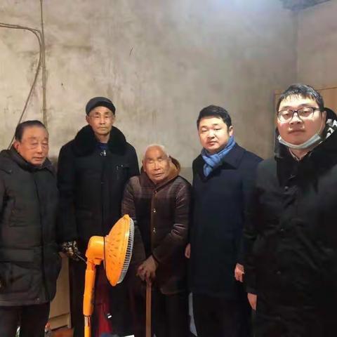 高龄老人行动不便，暖心建行上门服务