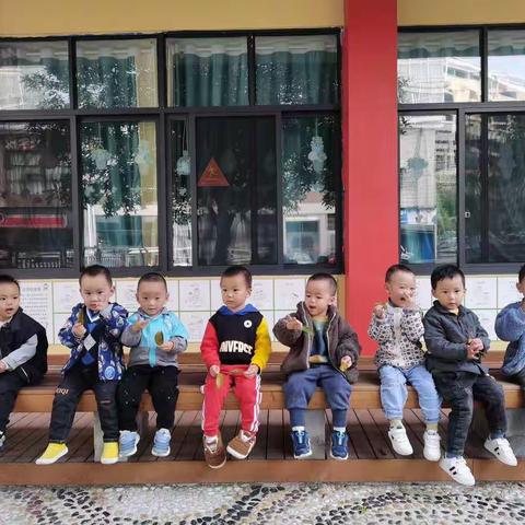 德雅婴幼儿学苑一班——秋风落叶
