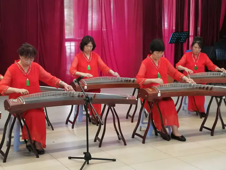 2019年华工老干大教学展演古筝〈伊犁河畔〉