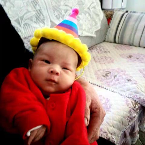 越继威满月留影