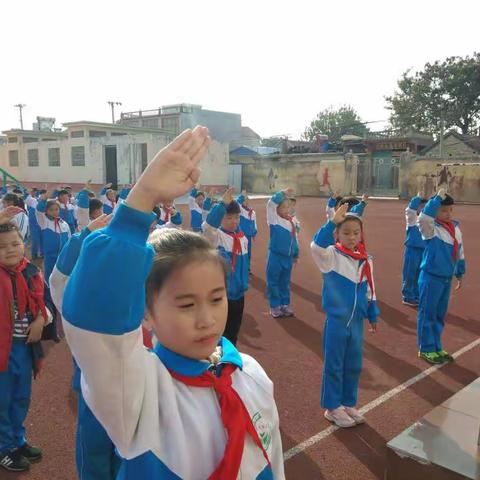 两城镇中心小学"文明礼仪伴我行"活动