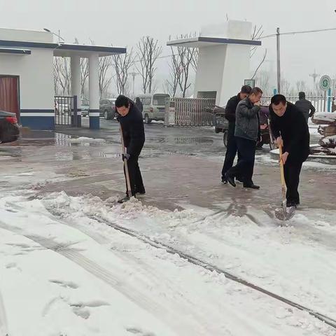水利局江泉供水有限公司全体员工雪后大扫除