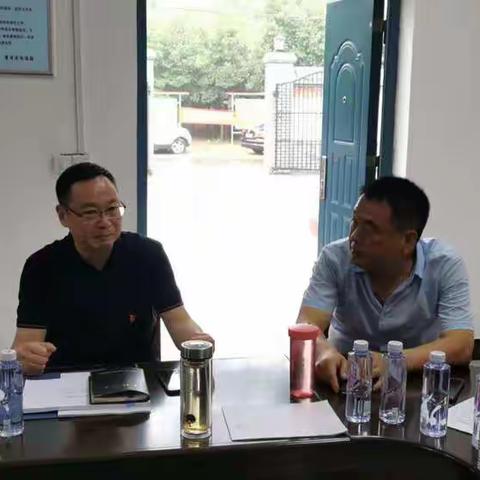 召陵区政府副区长王仕梁到翟庄街道冯庄村查看清产核资验收情况