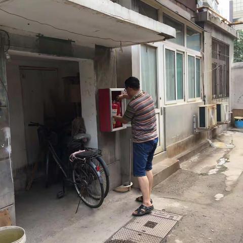 建设路社区及时更换灭火器，保障居民安全