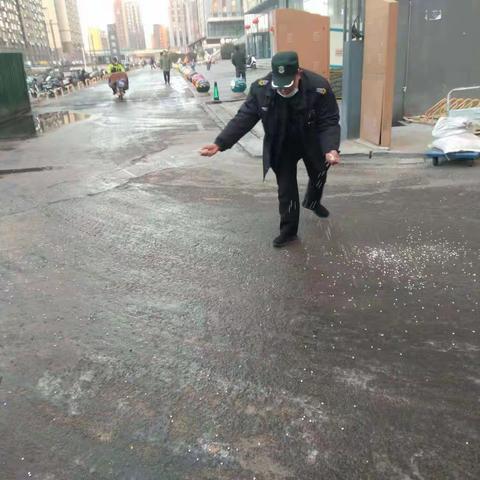 道路结冰存隐患 迅速行动保平安