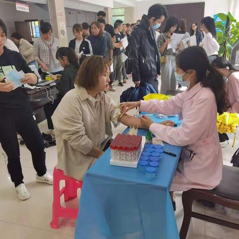 社区组织集中办理健康证，保障辖区食品安全