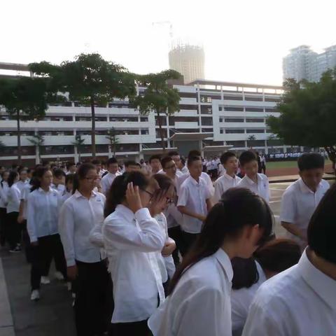 海口中学组织学生参观校内禁毒展览