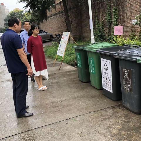 长延堡街道党建科来我社区检查垃圾分类首日开展情况